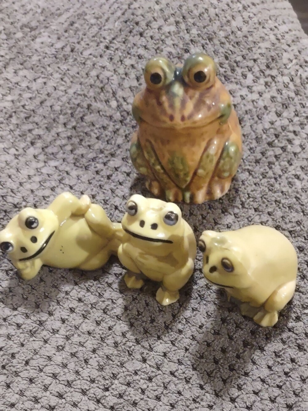 Vintage Ceramic Pepper Shaker Speckled Frog & Set of 3 Retro Mini Frogs